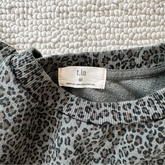 T.La Olive Leopard Print Sweatshirt Tank with Ruffle sleeve - Size M - Picture 2 of 2